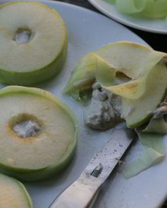 Сэндвич из яблока с сельдью по-кончаловски