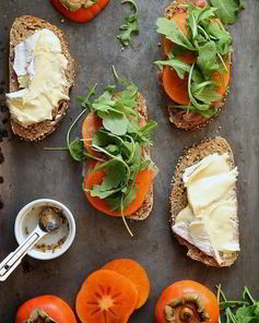 Сэндвич с хурмой, прошутто и сыром бри