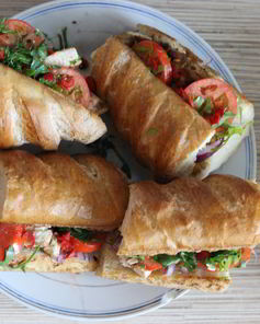 Сэндвич с курицей, помидорами и красным луком