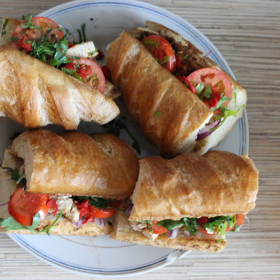 Рецепт сэндвича с курицей, помидорами и красным луком