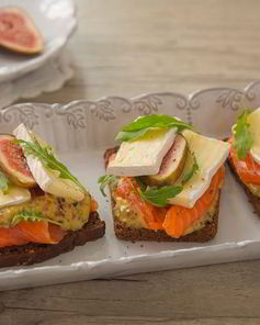 Сэндвич с сыром бри, форелью и инжиром