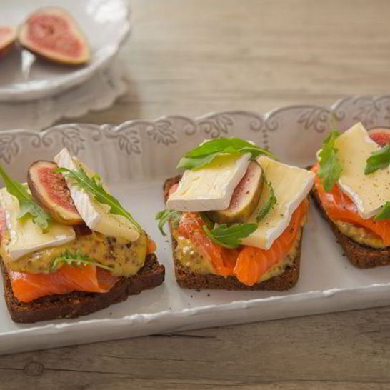 Рецепт сэндвича с сыром бри, форелью и инжиром