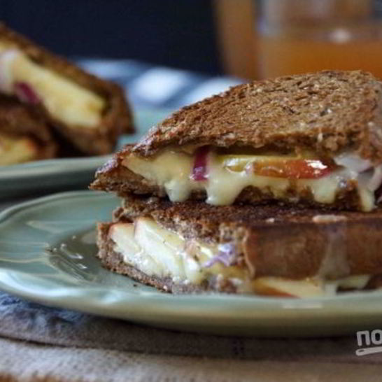 Рецепт сэндвича с сыром, яблоком и луком