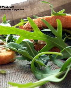 Сэндвич с тунцом, руколой и горчицей