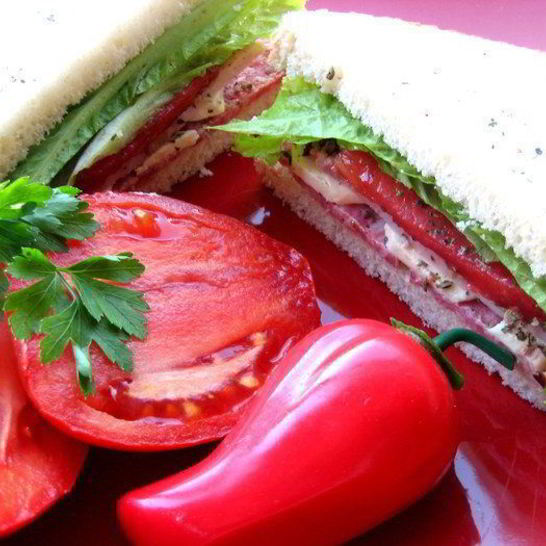 Рецепт сэндвича с ветчиной и салями