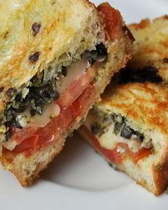 Сэндвичи с помидорами, соусом и сыром