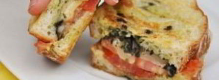 сэндвичи с помидорами, соусом и сыром. Шаг 7