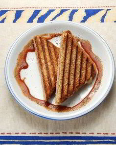 Сырные сэндвичи с карамелизованными яблоками на гриле