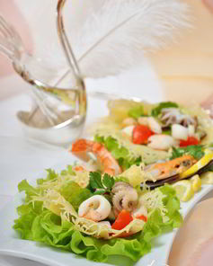 Сырные корзинки с салатом из морепродуктов