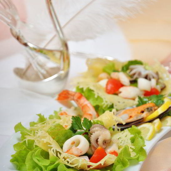 Рецепт сырных корзинок с салатом из морепродуктов