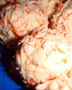 Сырные шарики с крабовыми палочками и маслинами