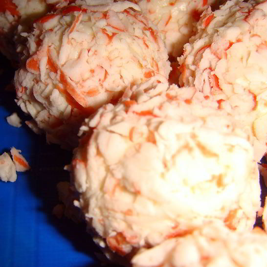 Рецепт сырных шариков с крабовыми палочками и маслинами