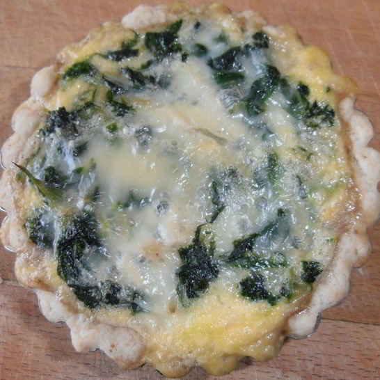 Рецепт ореховой тарталетки с горгонзолой и шпинатом