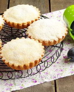 Песочные тарталетки с пудингом и сливой