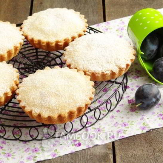 Рецепт песочных тарталеток с пудингом и сливой