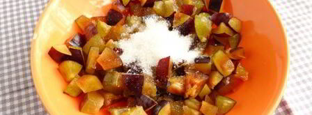 песочные тарталетки с пудингом и сливой. Шаг 12