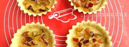 песочные тарталетки с пудингом и сливой. Шаг 13