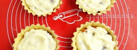 песочные тарталетки с пудингом и сливой. Шаг 14