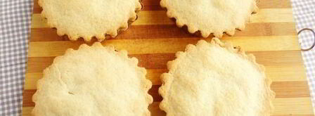 песочные тарталетки с пудингом и сливой. Шаг 16