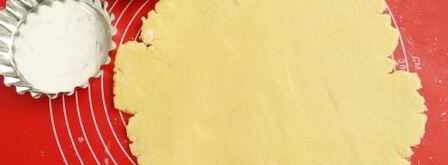 песочные тарталетки с пудингом и сливой. Шаг 10