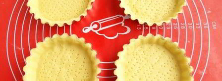 песочные тарталетки с пудингом и сливой. Шаг 11