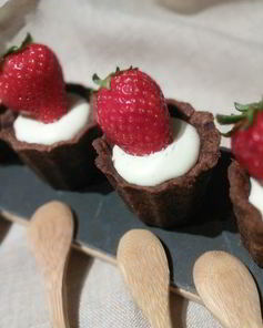 Шоколадные тарталетки с панна коттой и клубникой