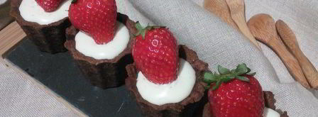 шоколадные тарталетки с панна коттой и клубникой. Шаг 12