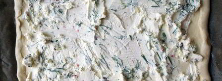 слоеные тарталетки с копченым лососем, маскарпоне и горошком. Шаг 4