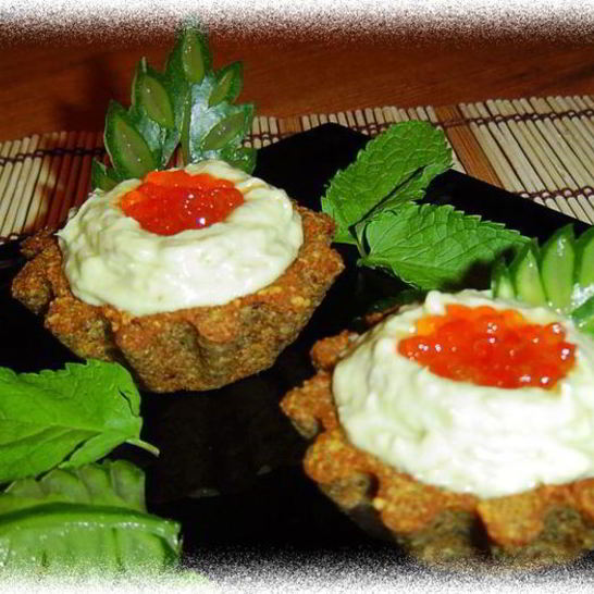 Рецепт тарталеток из ржаного хлеба с кремом из авокадо с сельдью