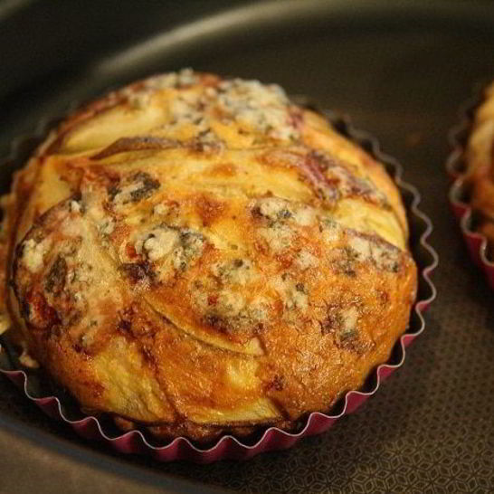 Рецепт тарталеток из слоеного теста с грушей и голубым сыром