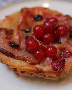 Тарталетки с грушами и красной смородиной