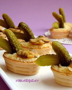 Тарталетки с сыром и копчеными ракушками