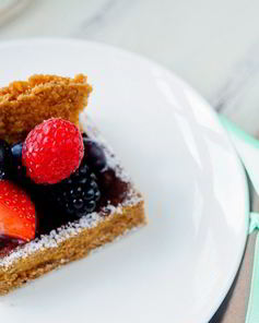 Тарталетки с ягодами и ежевичным фланом