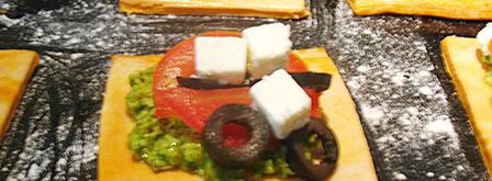 томатные тарталетки с помидорами, фетой и соусом песто. Шаг 5