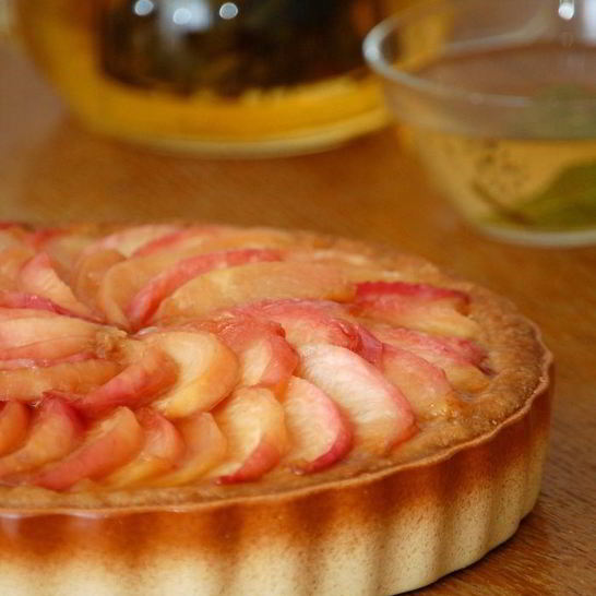 Рецепт миндального тарта с карамелизованными нектаринами