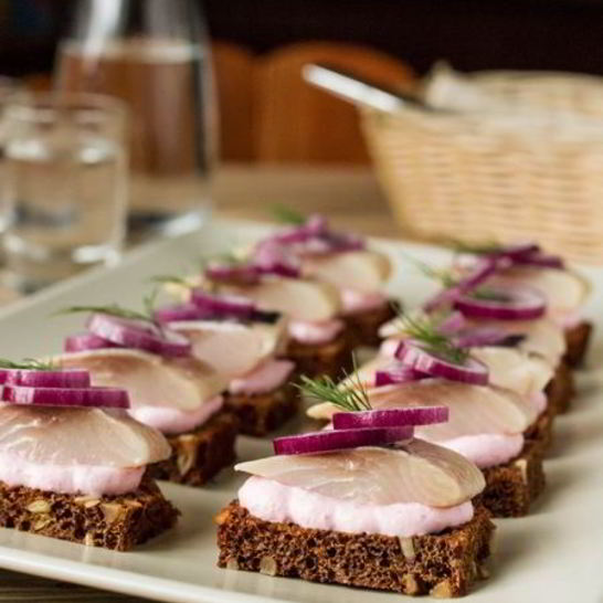 Рецепт тартинок с сельдью и сметанным соусом с хреном