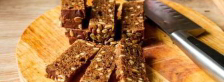 тартинки с сельдью и сметанным соусом с хреном. Шаг 3