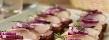 тартинки с сельдью и сметанным соусом с хреном. Шаг 11