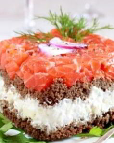 Тартинки слоеные с яблоками и лососем