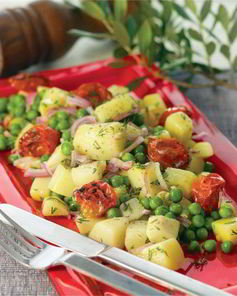 Теплая картофельная закуска с зеленым горошком, жареными томатами и укропом