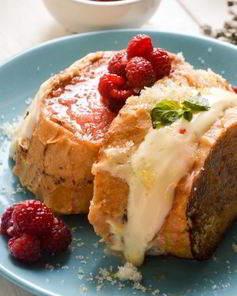 Французские тосты с начинкой из сливочного сыра и малины