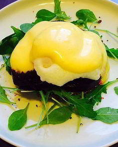 Ржаной тост с печеной свеклой, яйцом пашот и соусом Голландез