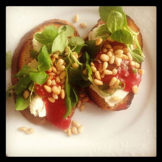 Рецепт ржаных тостов с козьим сыром, ягодным соусом и кедровыми орешками