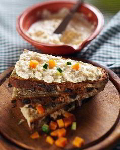 Ржаные тосты с паштетом из камамбера и тмина