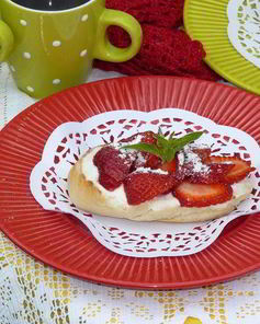 Сладкие тосты с клубникой