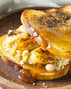 Тост с арахисовым маслом, жареными бананами и пастой из нута