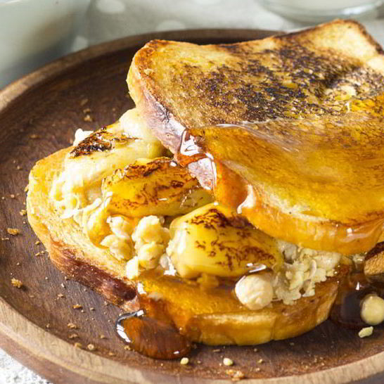 Рецепт тоста с арахисовым маслом, жареными бананами и пастой из нута