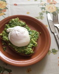 Тост с авокадо и яйцом пашот