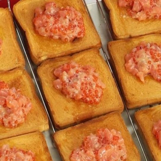 Рецепт тоста с семгой и красной икрой