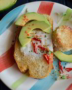 Тост с яйцом и авокадо